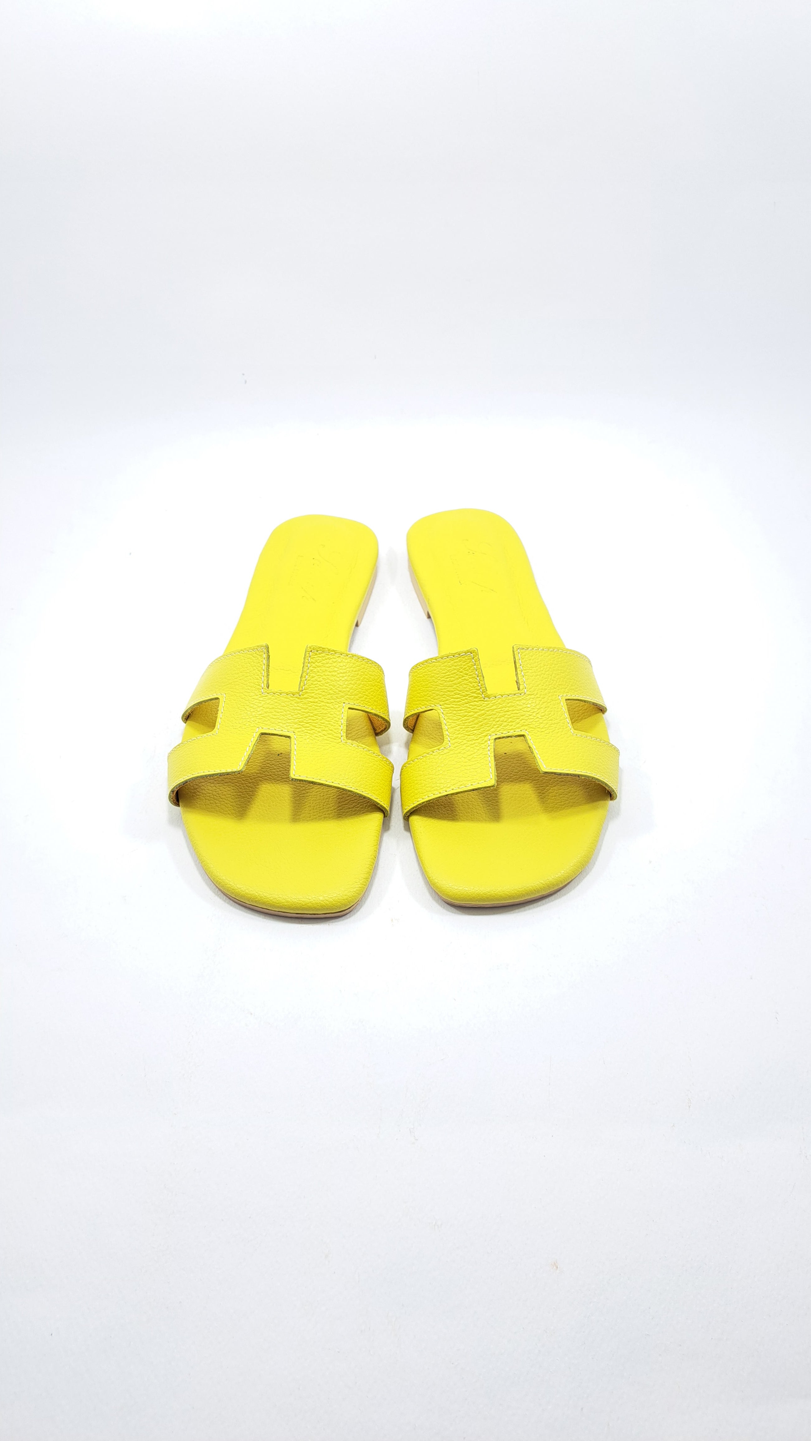 Sandali da donna Completamente in Pelle Color Giallo Butter. Con suola in gomma