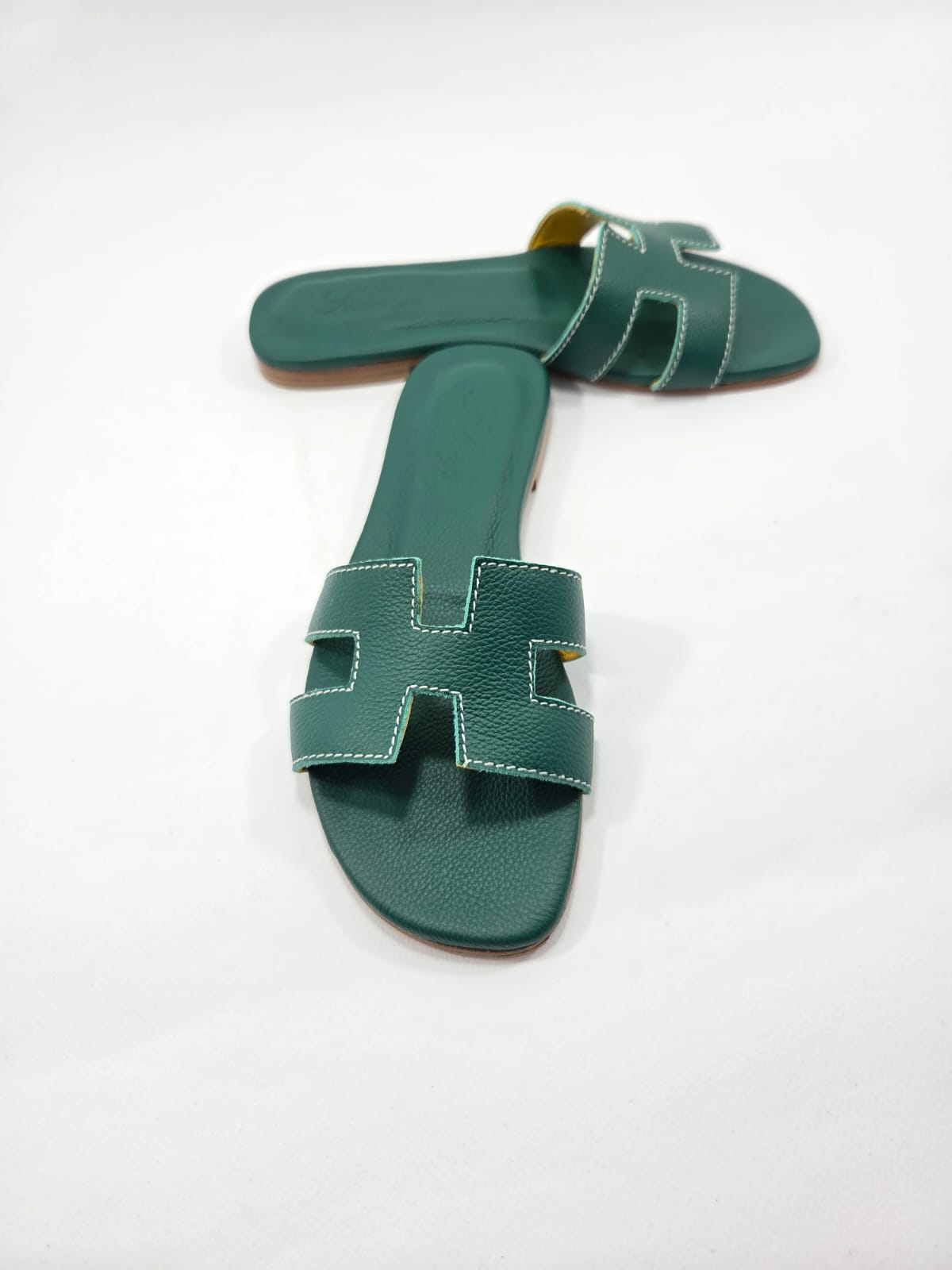 Sandali Bassi Donna Interamente in Vera Pelle Verde Coccodrillo con Suola in Cuoio Naturale.