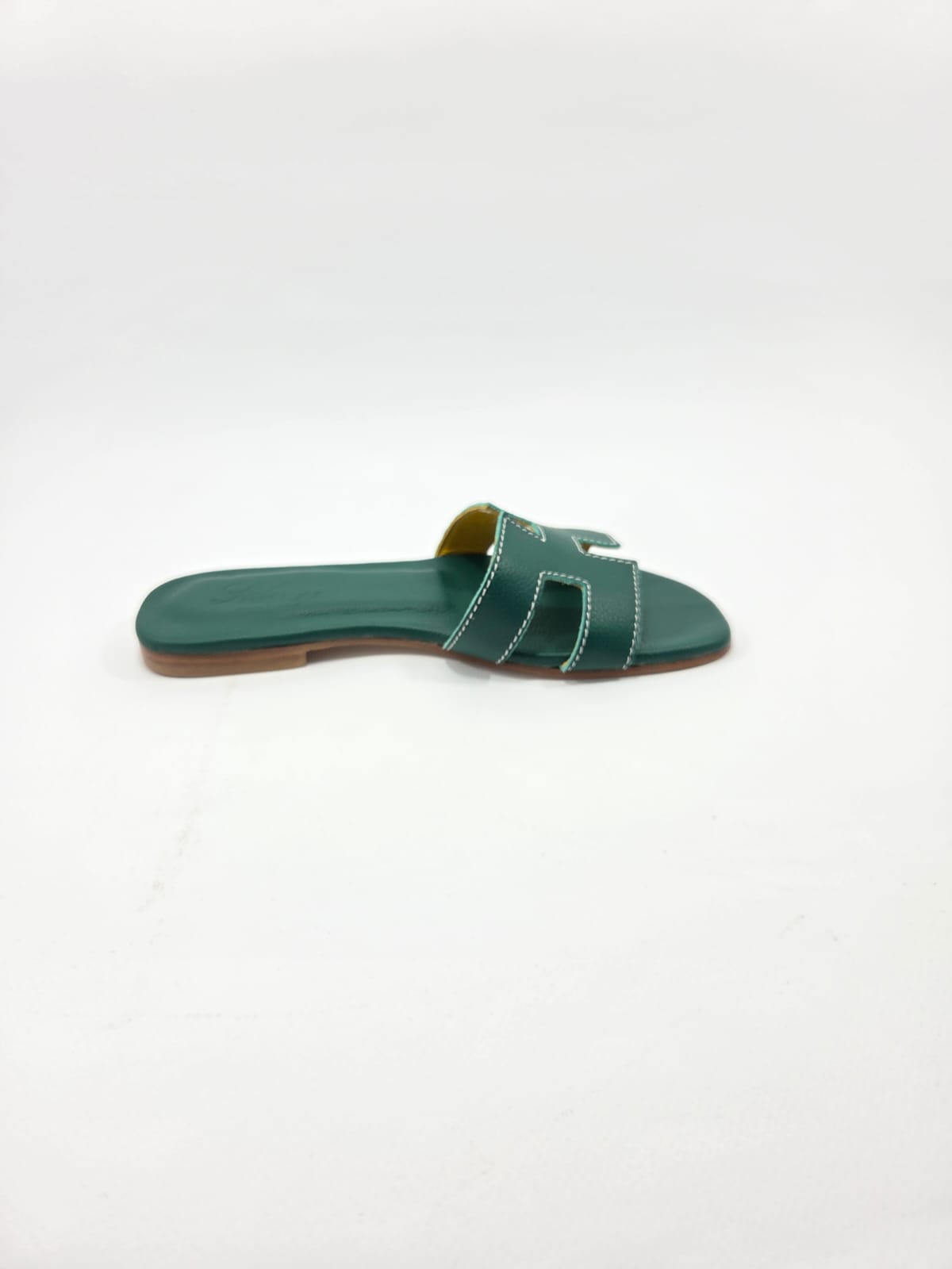 Sandali Bassi Donna Interamente in Vera Pelle Verde Coccodrillo con Suola in Cuoio Naturale.