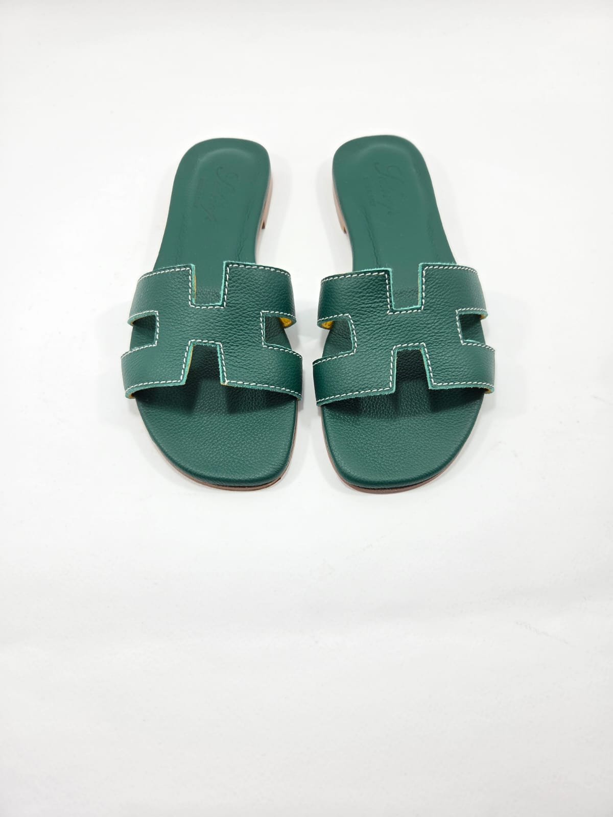 Sandali Bassi Donna Interamente in Vera Pelle Verde Coccodrillo con Suola in Cuoio Naturale.
