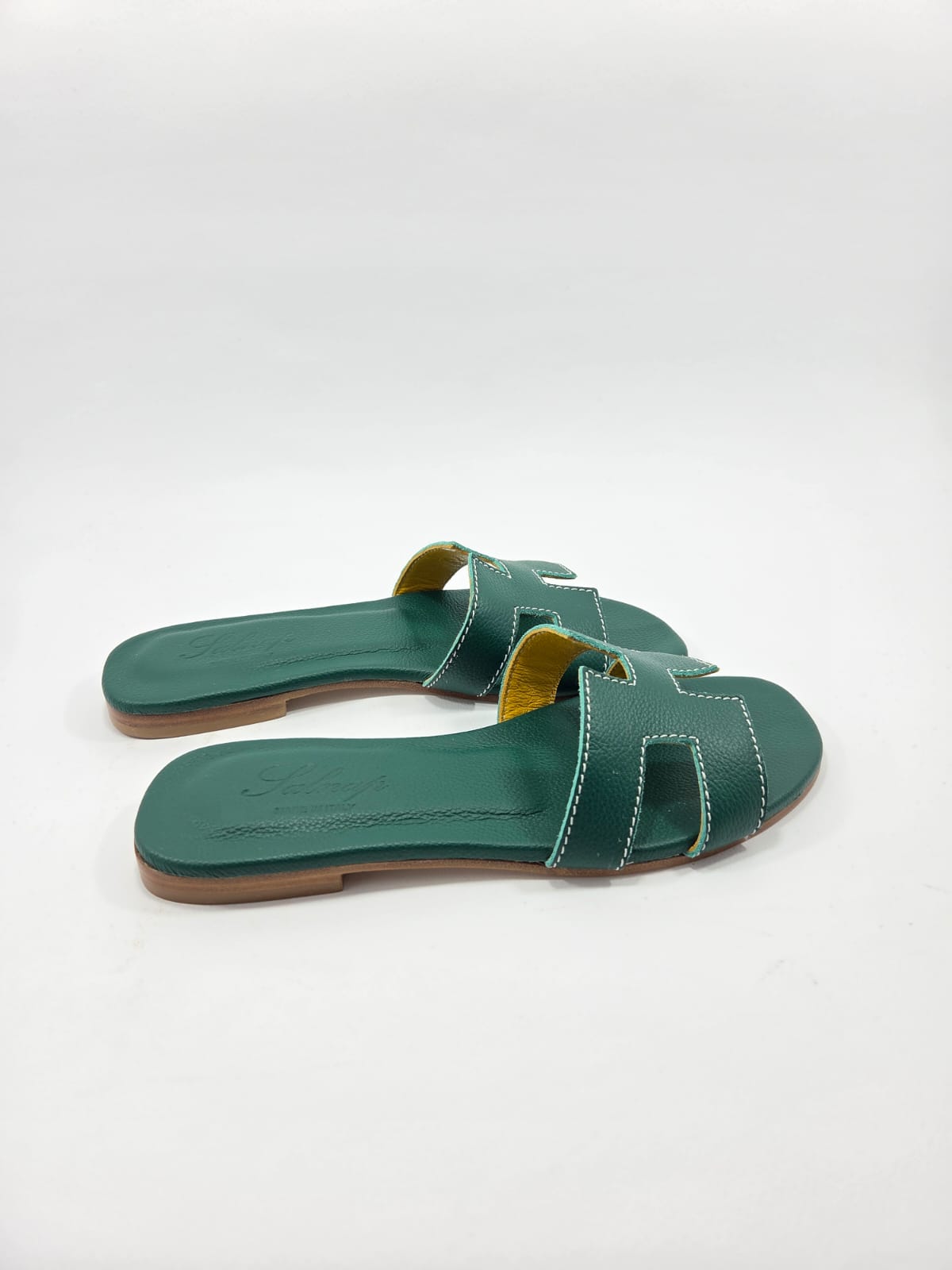 Sandali Bassi Donna Interamente in Vera Pelle Verde Coccodrillo con Suola in Cuoio Naturale.